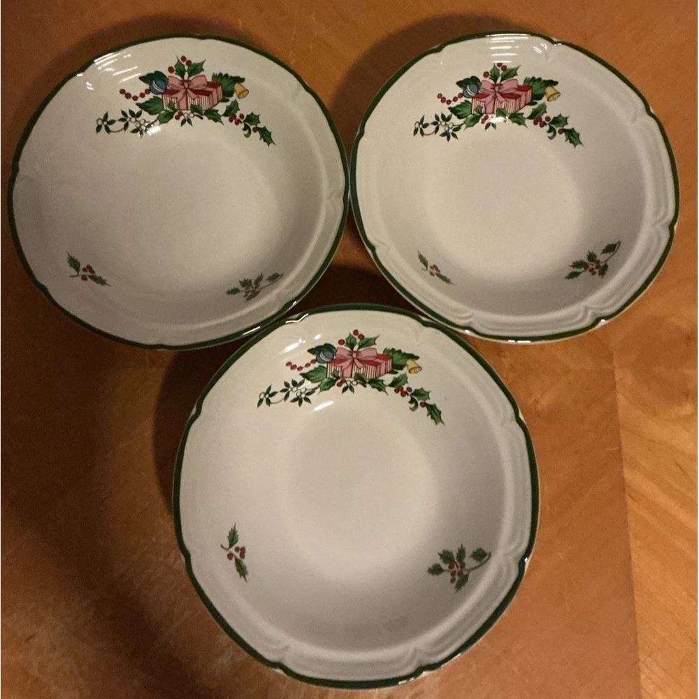 Set Of 3 Vintage International Stoneware "Noel" Cereal Bowls Holly And Gift